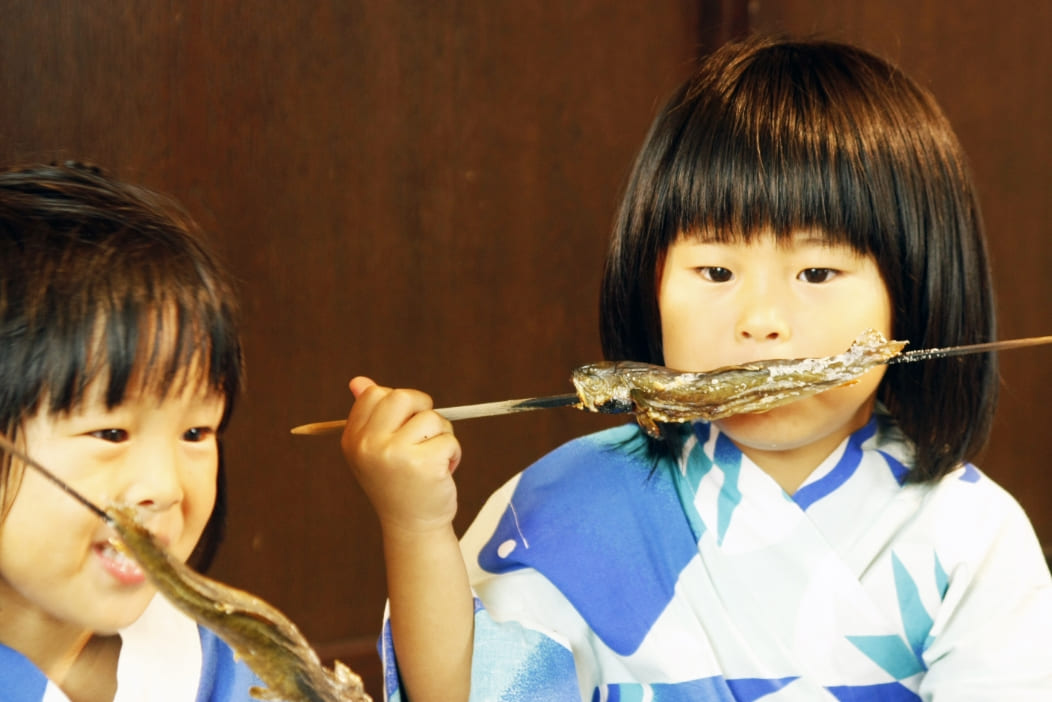 炭焼きを食べている